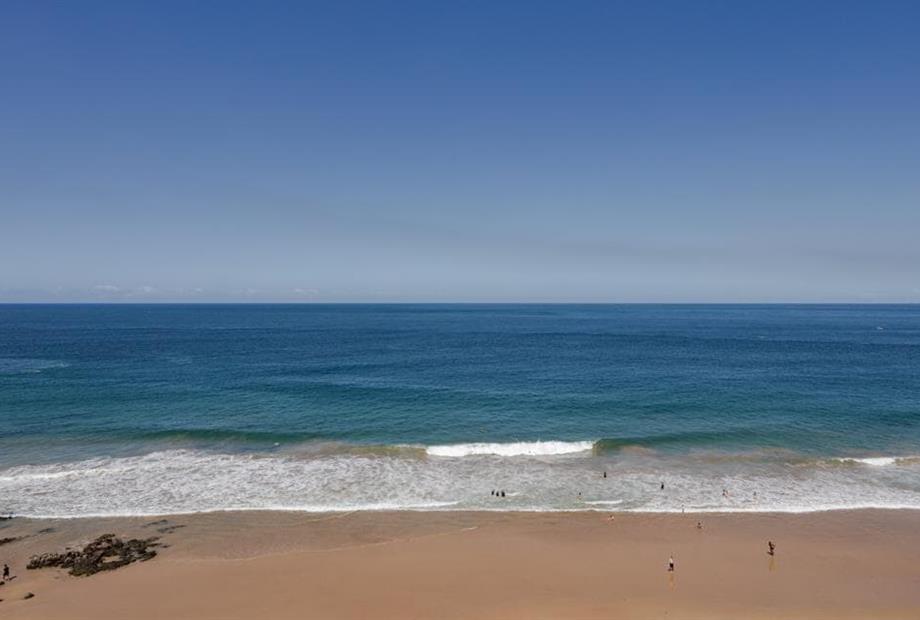 praia em frente ao hotel.jpg