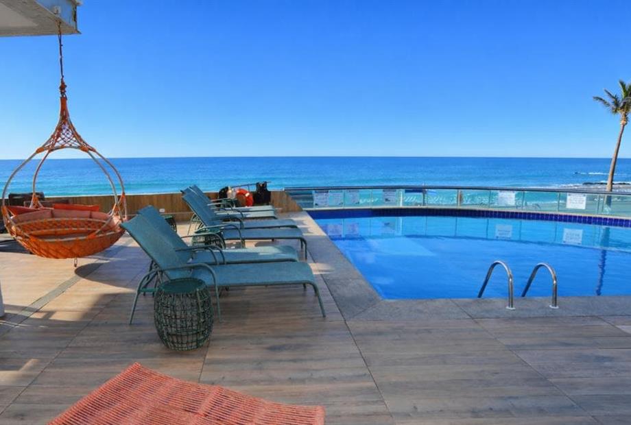 piscina espriguiçadeira omnibees.jpg