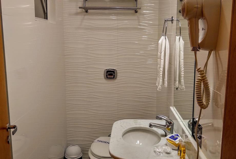 luxo solteiro banheiro 2.jpg