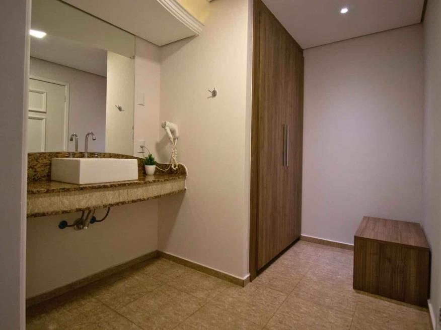 closet e pia suite master.jpg