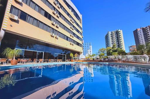 piscina e predio.jpg