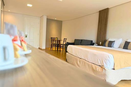 mesa de trabalho suite master.jpg