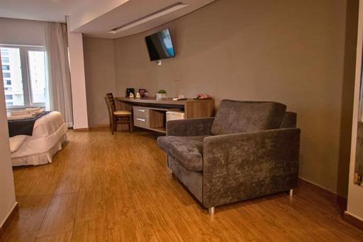 suíte executiva, tv e sofá.jpg