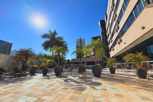 cadeiras de descanso e piscina.jpg