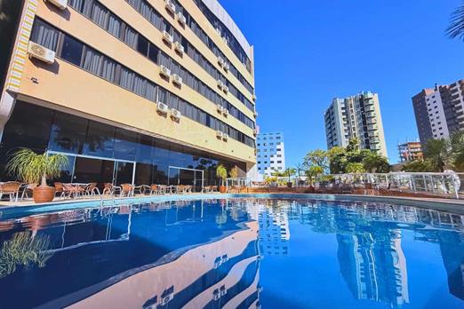 piscina e predio.jpg