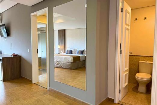 suíte master com banheira.jpg