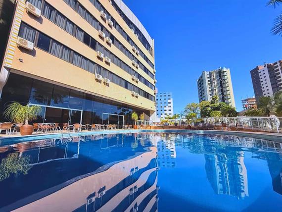 piscina e predio.jpg