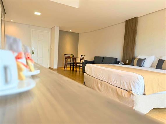 mesa de trabalho suite master.jpg