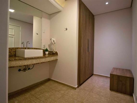 closet e pia suite master.jpg