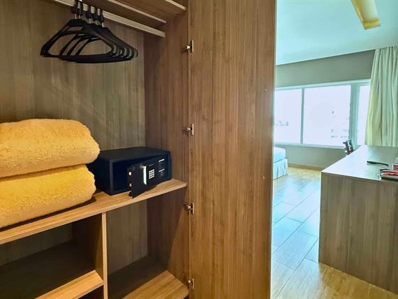 guarda roupa e cofre quarto master.jpg