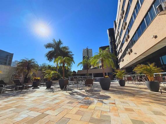 cadeiras de descanso e piscina.jpg