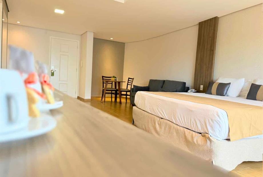 mesa de trabalho suite master.jpg