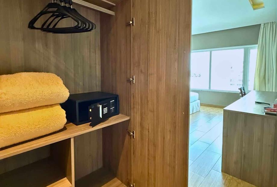 guarda roupa e cofre quarto master.jpg