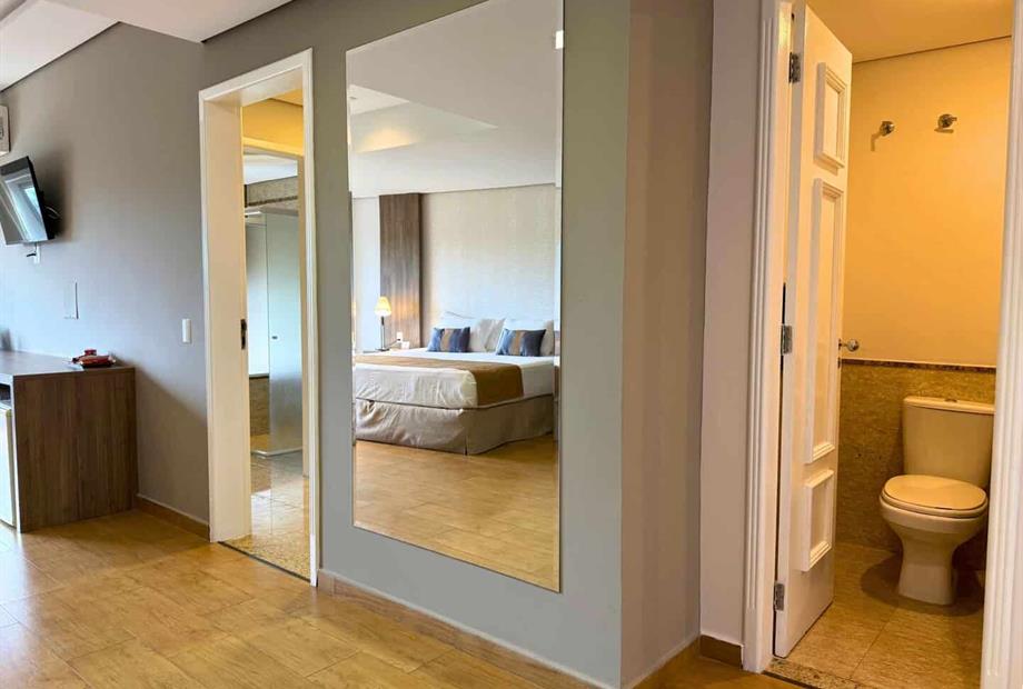 suíte master com banheira.jpg