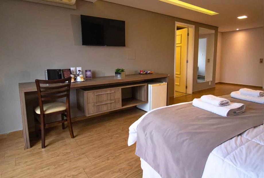 suíte master, tv e ar.jpg