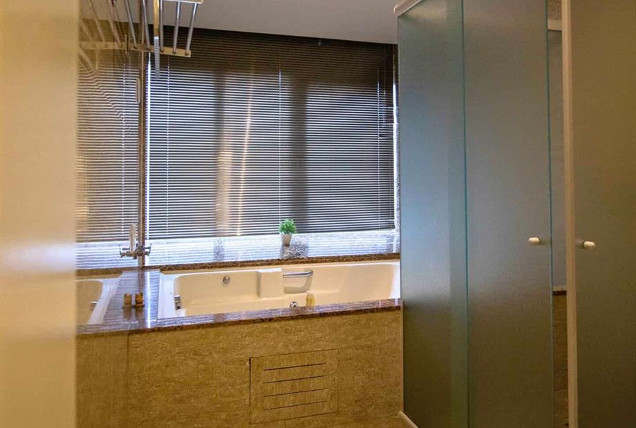 banheira e box suíte master.jpg