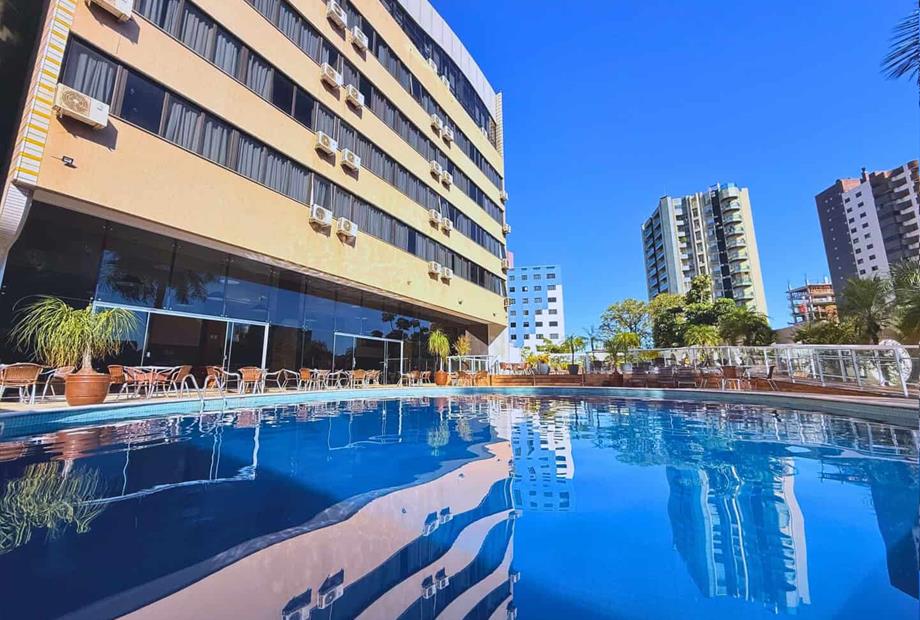 piscina e predio.jpg