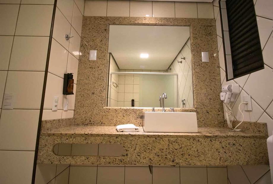 banheiro quarto master gb.jpg