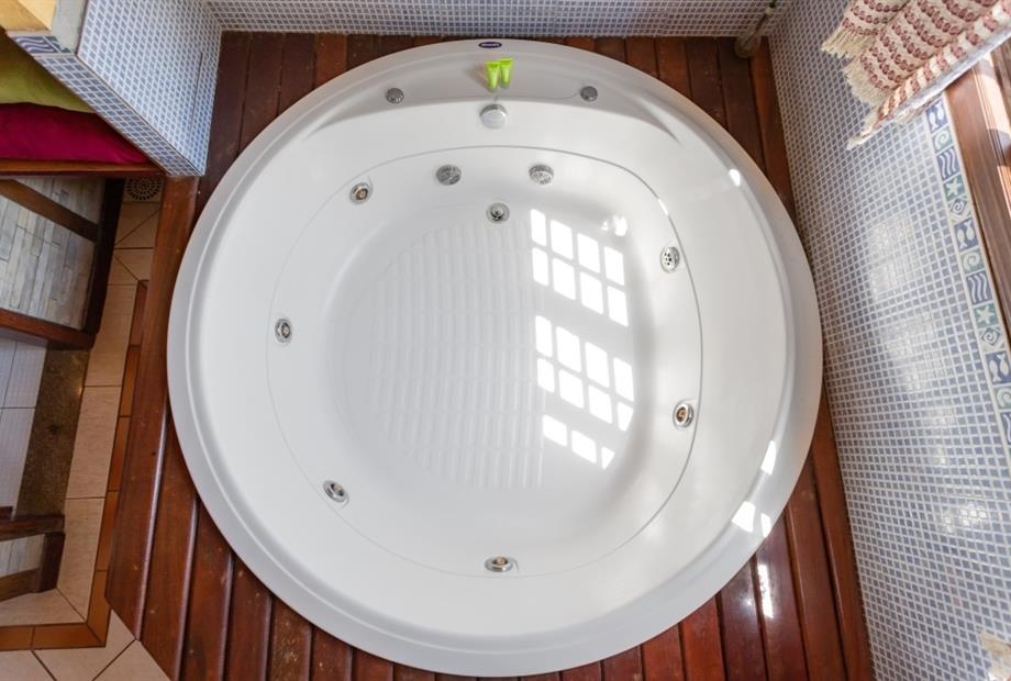 suite com banheira de hidro. (1).jpg