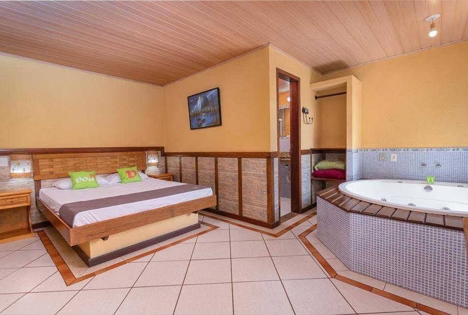 suite com banheira de hidro.jpg