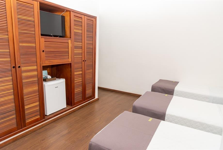 quarto de luxe com 3 camas de solteiro-1.jpg