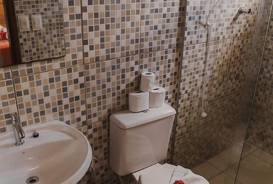 pousada guedes banheiro de todos os quartos 01.jpg