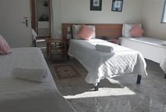 Cama casal Queen + 2 solteiro 1,98