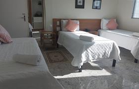 Cama casal Queen + 2 solteiro 1,98 do Hotel Flor de Minas