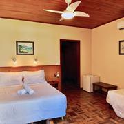 QUARTO TRIPLO COM VISTA DO JARDIM