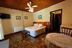 QUARTO TRIPLO COM VISTA DO JARDIM