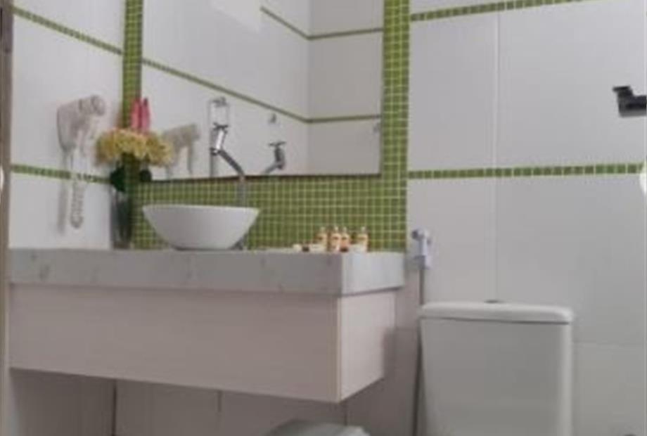 quarto família banheiro.jpg