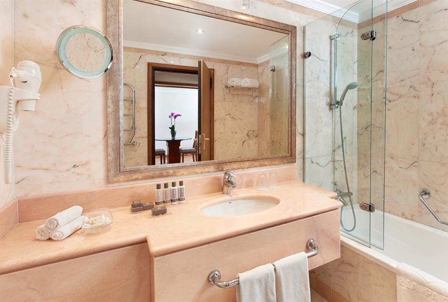 Ria Park Hotel & Spa_Suite.032.jpg