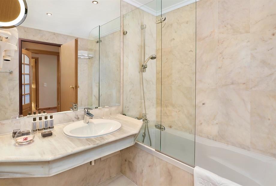 Ria Park Hotel & Spa_Suite.034.jpg