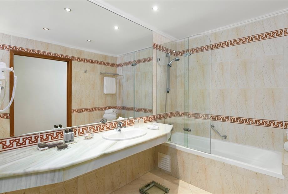 RPH_Premium Room Side Sea Pool View.031.jpg