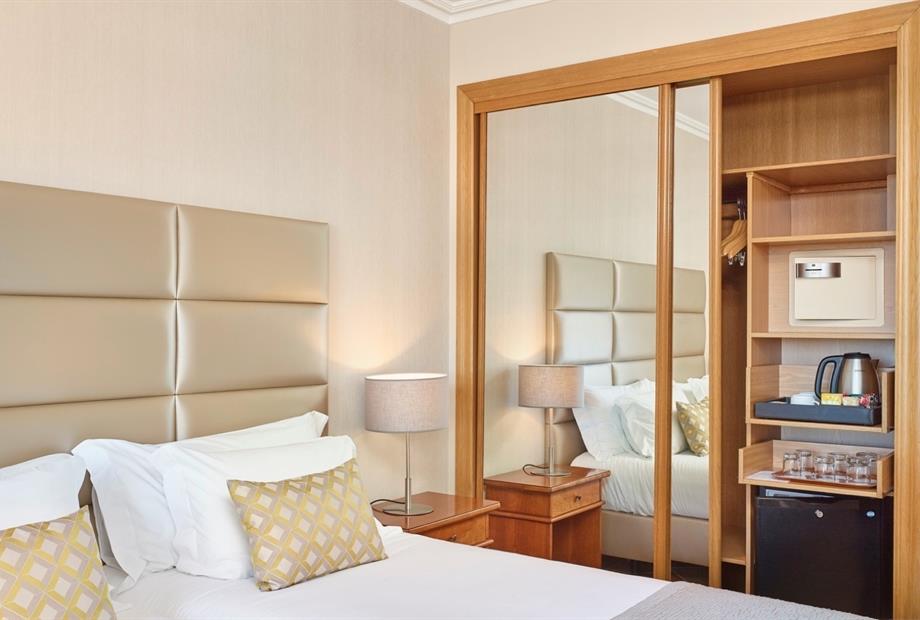 RPH_Room with Side Sea and Pool View.022.jpg