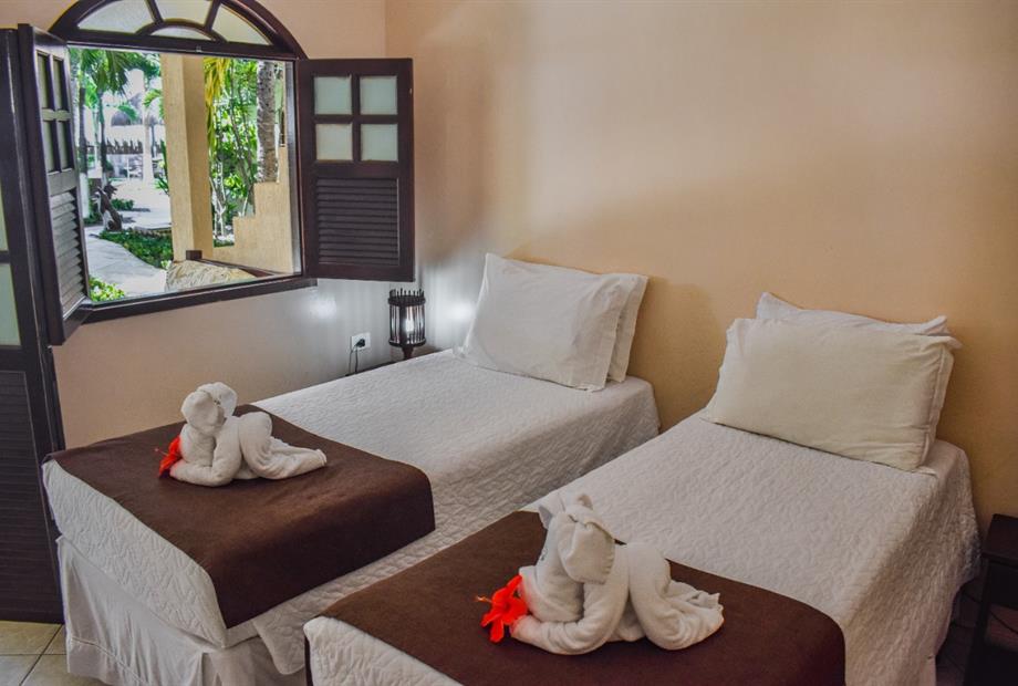 plus sala com 02 camas com ventilador de teto.jpg