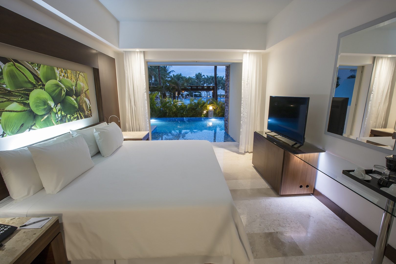 Altitude Club Junior Suite Swim Out King - kgnv jskso.jpg