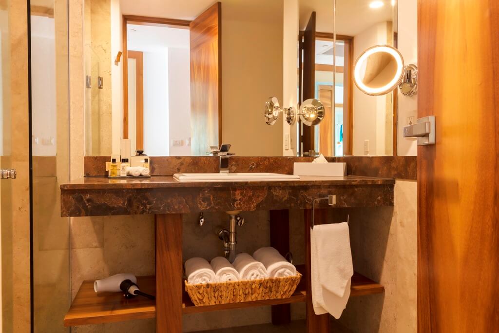 Altitude Club Junior Suite Swim Out King - KGNV-Jr Suite Swim Up Restroom.jpg