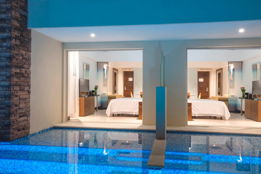 Altitude Club Junior Suite Swim Out Double - KGNV_Junior_Suite_SwimOut_Terrace.jpg
