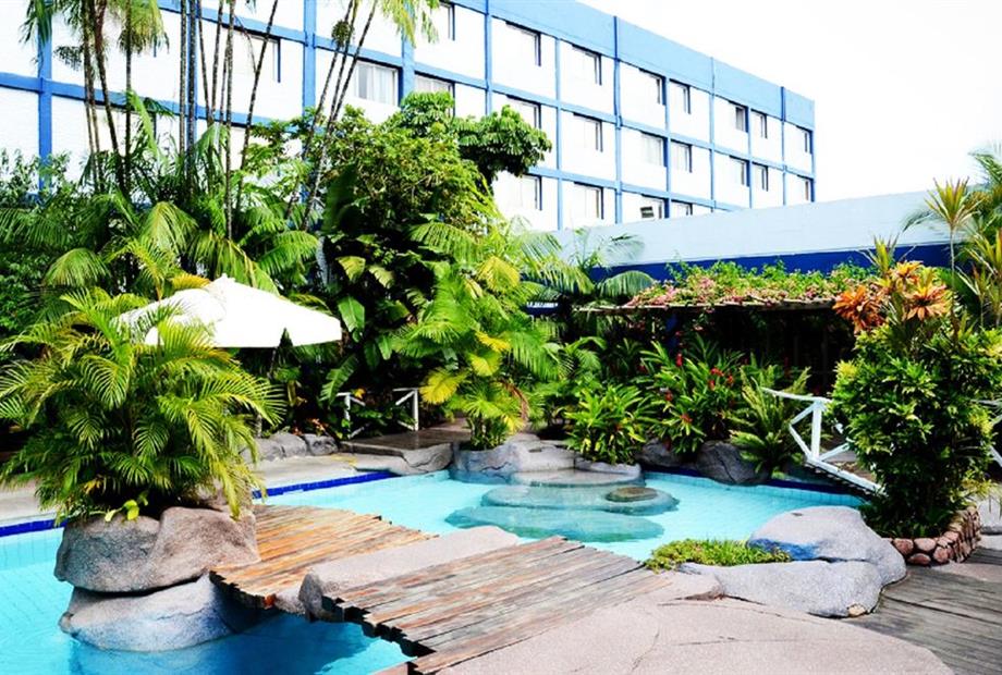 piscina e fachada beira rio hotel belém.jpeg