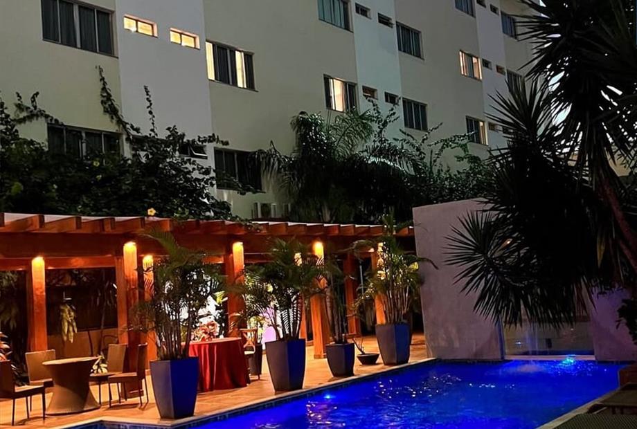 piscina business 2.jpeg