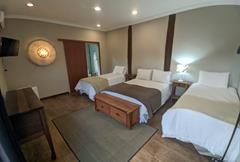 SUITE QUADRUPLA SUPERIOR AMPLA COM AR,AQUECEDOR,PERTO DO VERDE,3 CAMAS,