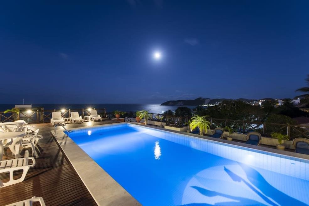 piscina noite.jpeg