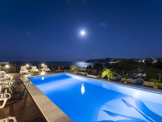 piscina noite.jpeg