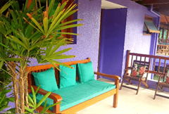 APTO DE UM QUARTO CASAL + 3 CAMAS DE SOLTEIROS (PISO SUPERIOR/LADO RUA) 