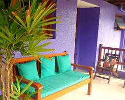 APTO DE UM QUARTO CASAL + 3 CAMAS DE SOLTEIROS (PISO SUPERIOR/LADO RUA) 