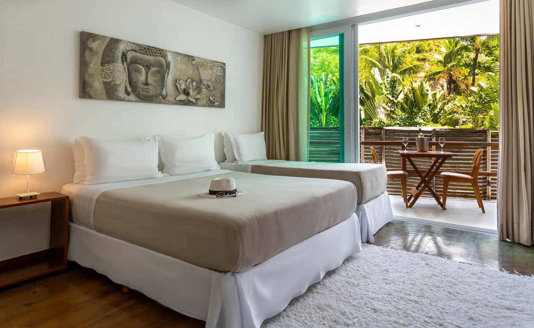 Quarto Master com Varanda e Vista Lateral do Mar | Pousada Sambass