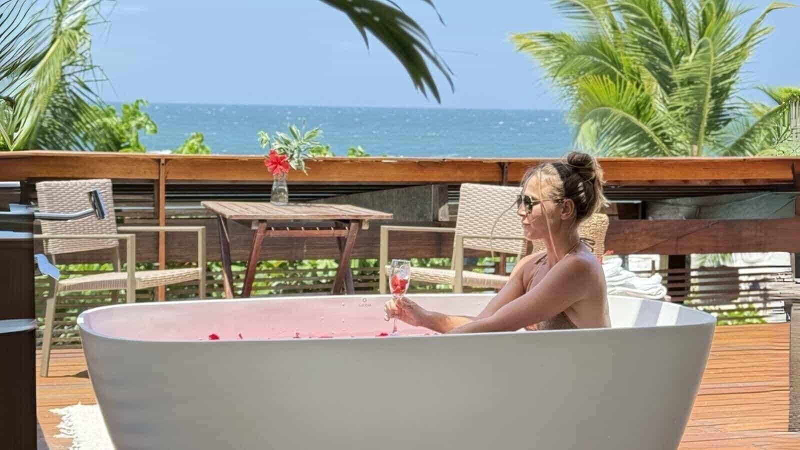 Quarto Master Royal Frente Mar com Banheira | Pousada Sambass