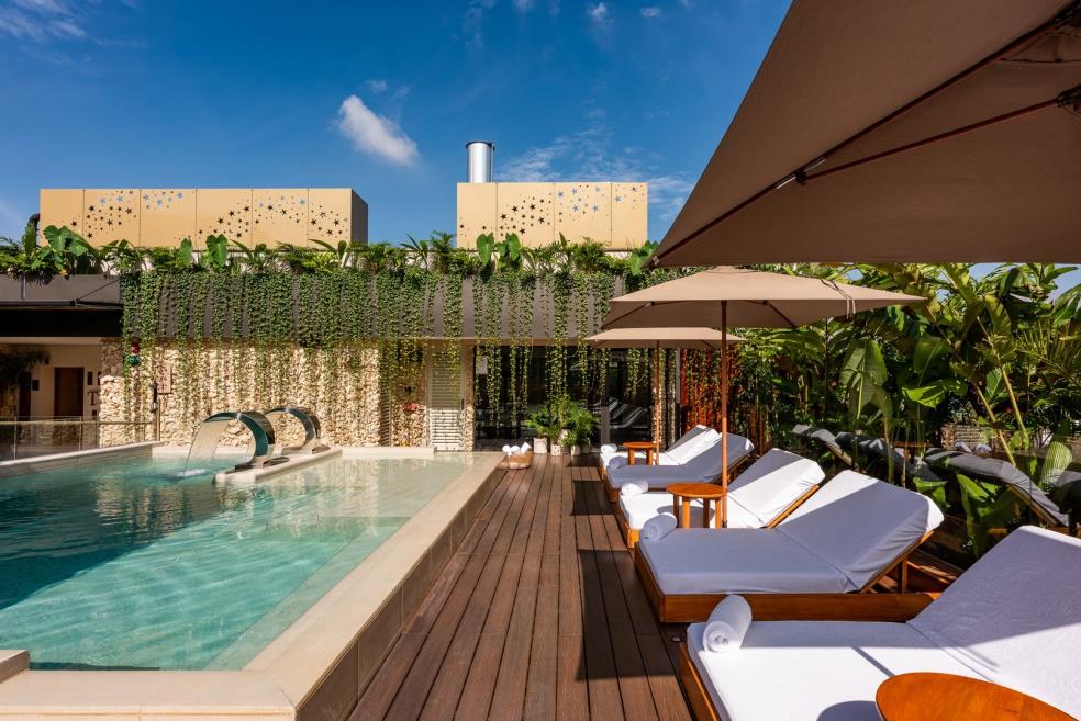 piscina website.jpg