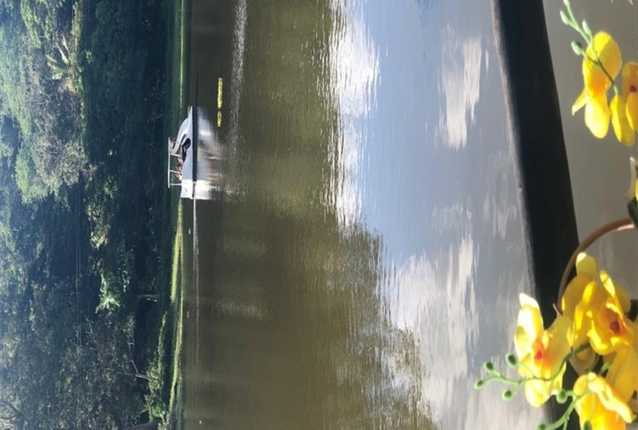 lago com pedalinho.jpg